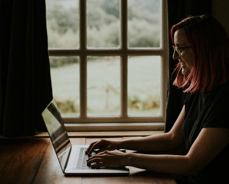 Plan prueba gratis por treinta días. Mujer utilizando la aplicación Cuader en su computadora.